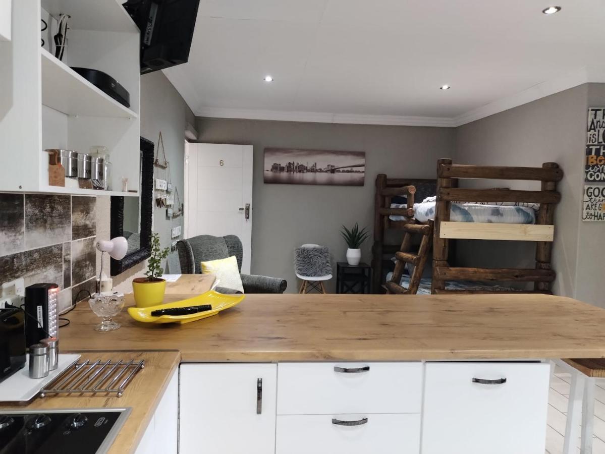 Villa Mariss Guesthouse Kraaifontein Екстериор снимка