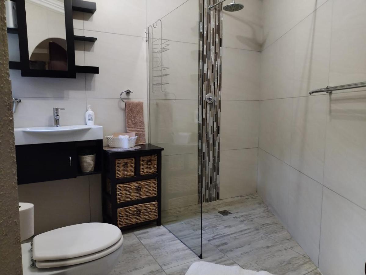 Villa Mariss Guesthouse Kraaifontein Екстериор снимка