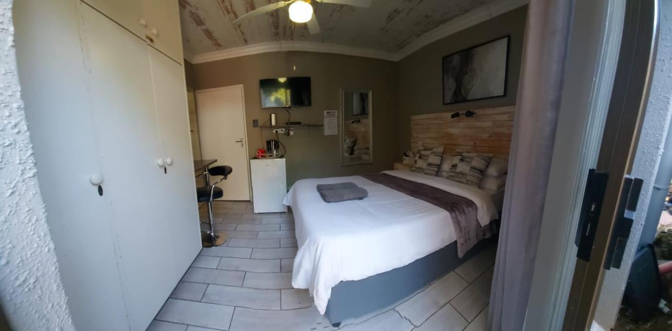 Villa Mariss Guesthouse Kraaifontein Екстериор снимка